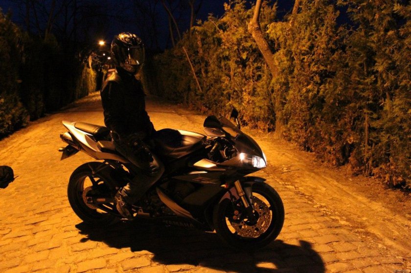 Yamaha r1 в темноте