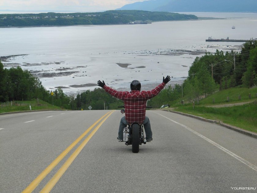 Мотоцикл на дороге