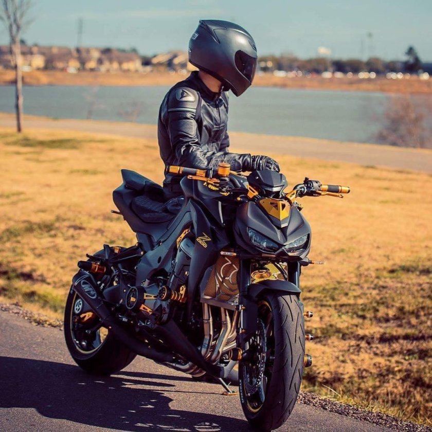 Парень на мотоцикле