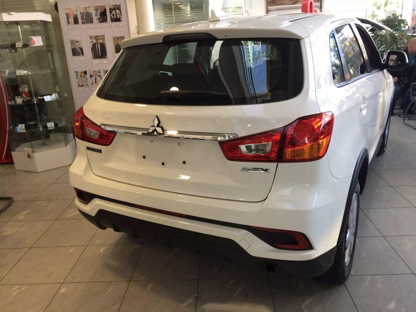 Митсубиси АСХ 2012 вид сзади