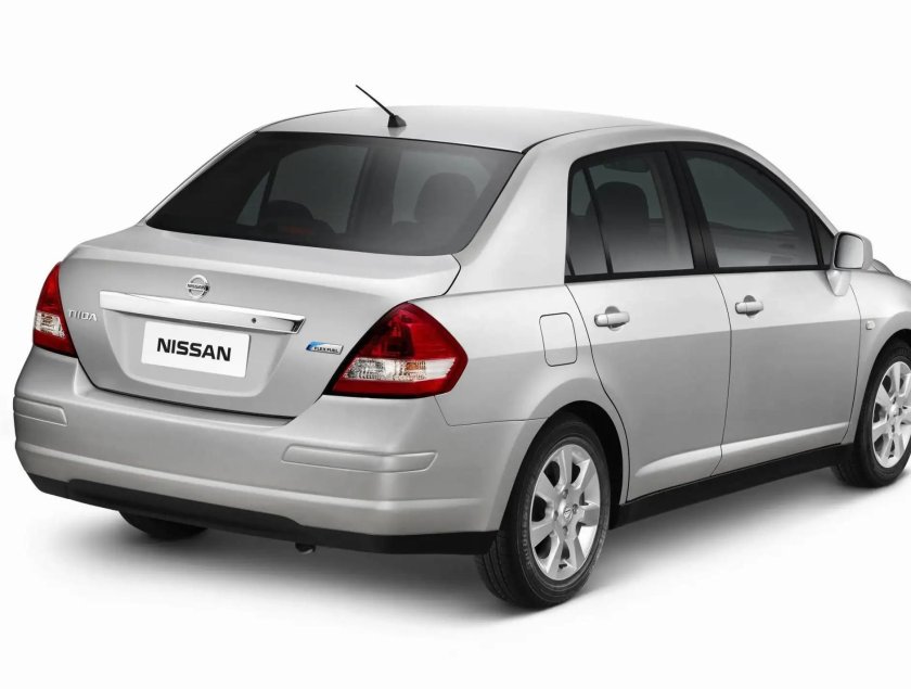 Nissan Tiida 2010 седан