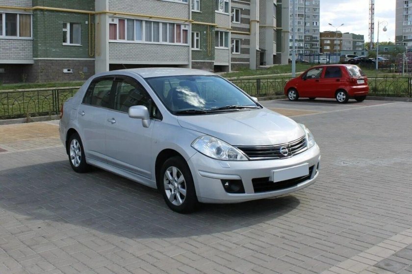 Nissan Tiida 2010 седан