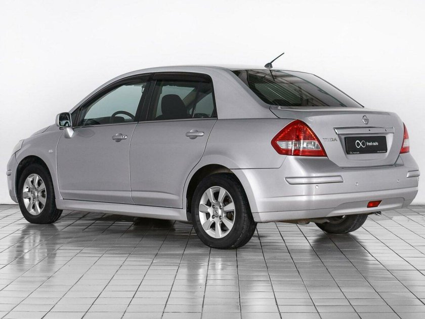 Ниссан тиида 2008