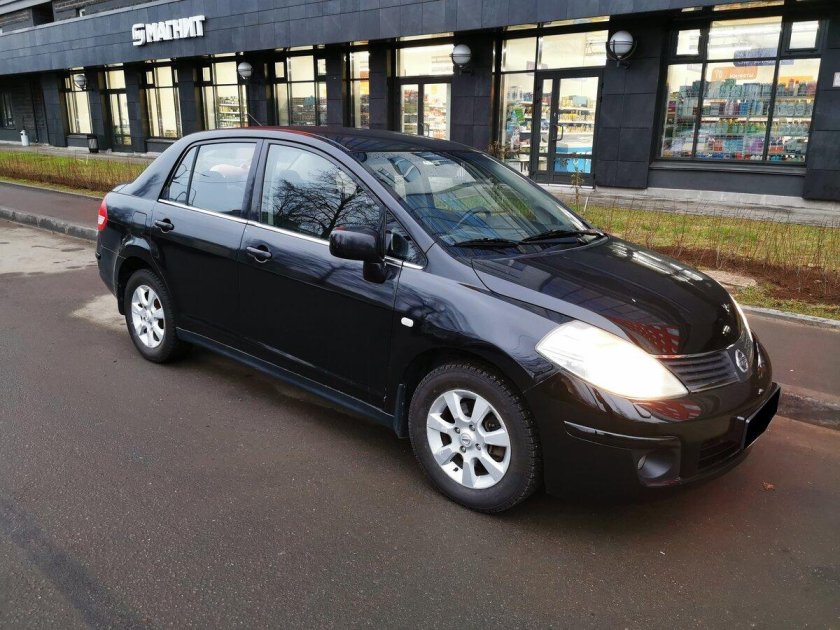 Nissan Tiida 2008 седан