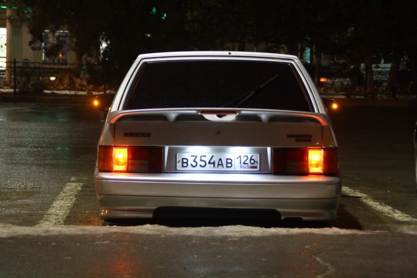 ВАЗ 2114 белая зад
