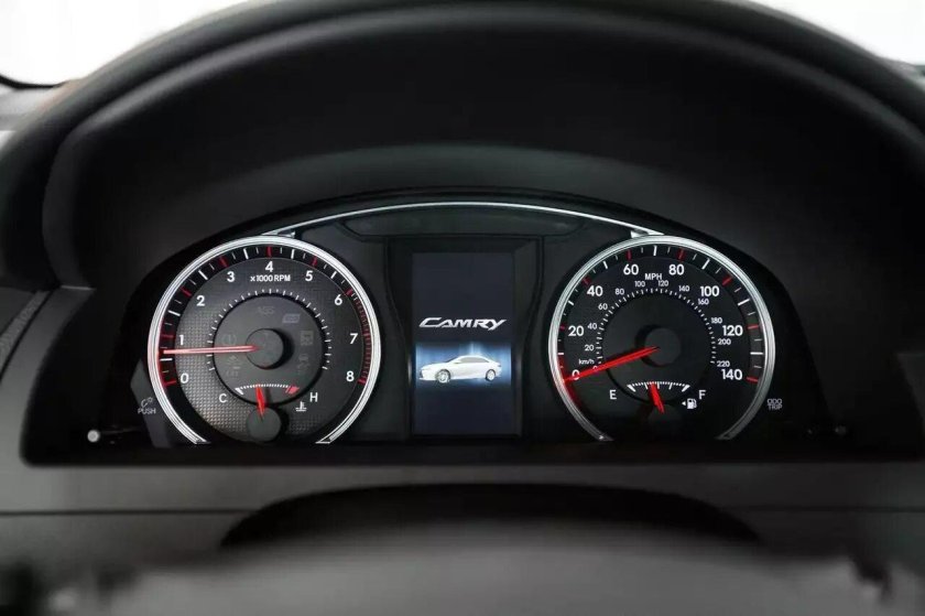 Приборная панель Тойота Камри 2015