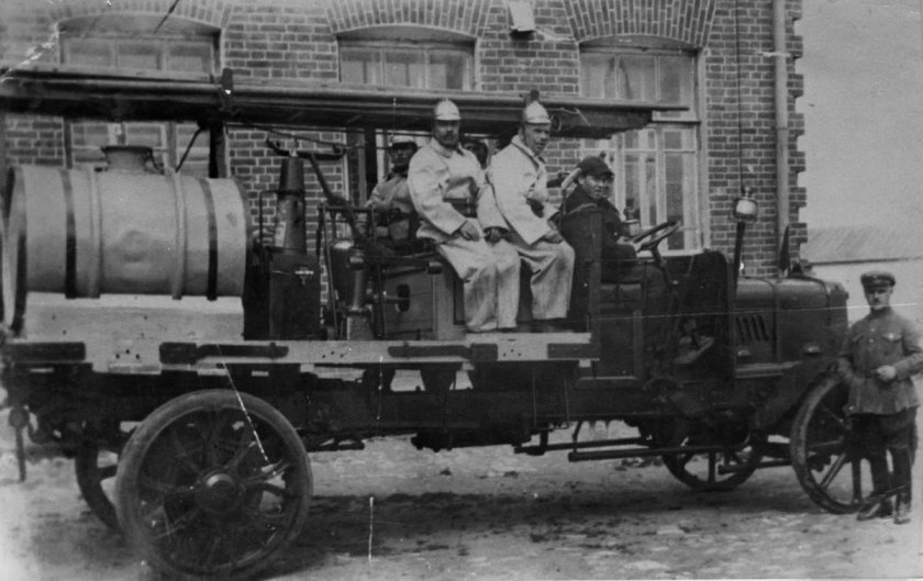 Паровые автомобили и тракторы г Гуляев