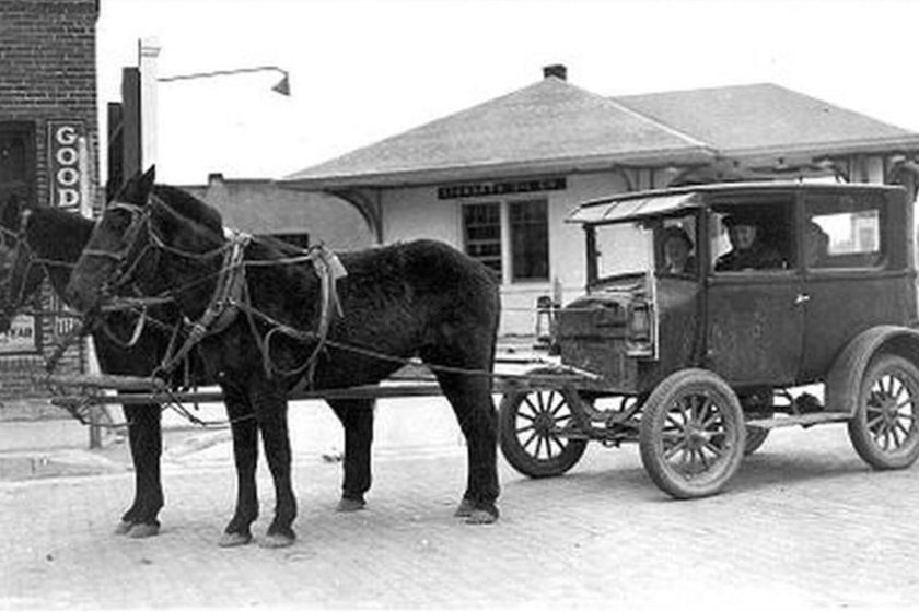 Автомобиль запряженный лошадью