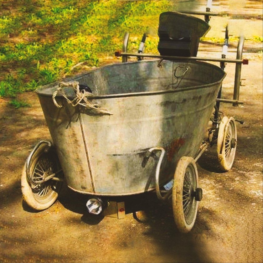 Ведро с болтами машина