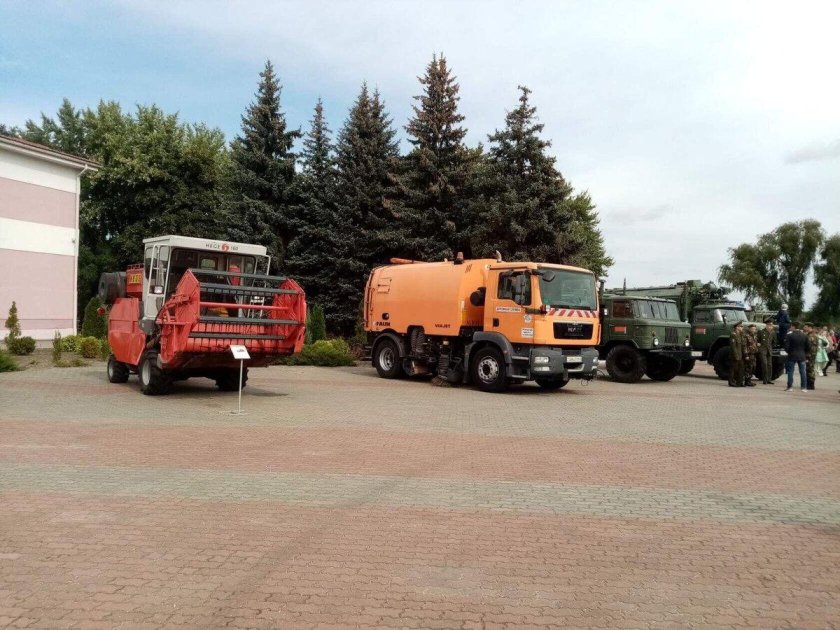 Аэродромная вакуумная подметально-уборочная машина