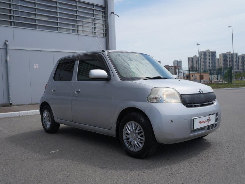 Машина Daihatsu esse