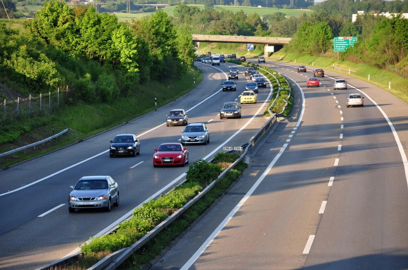 Машина на дороге