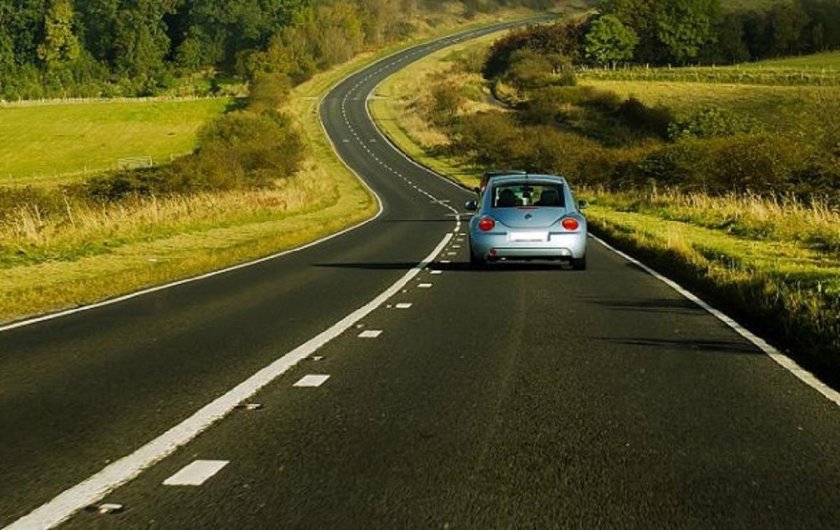 Автомобиль едет по дороге