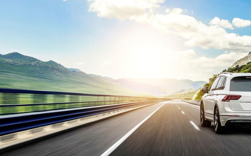 Машина на дороге