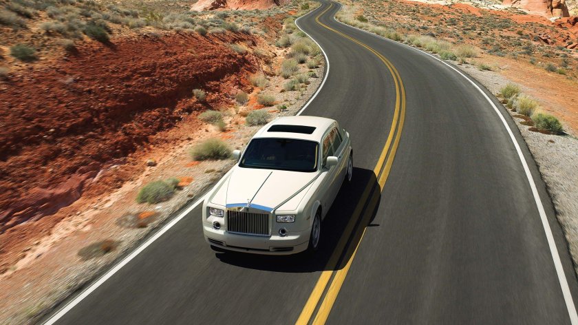 Машина на дороге