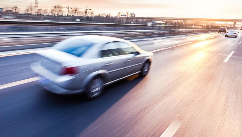 Машина на дороге