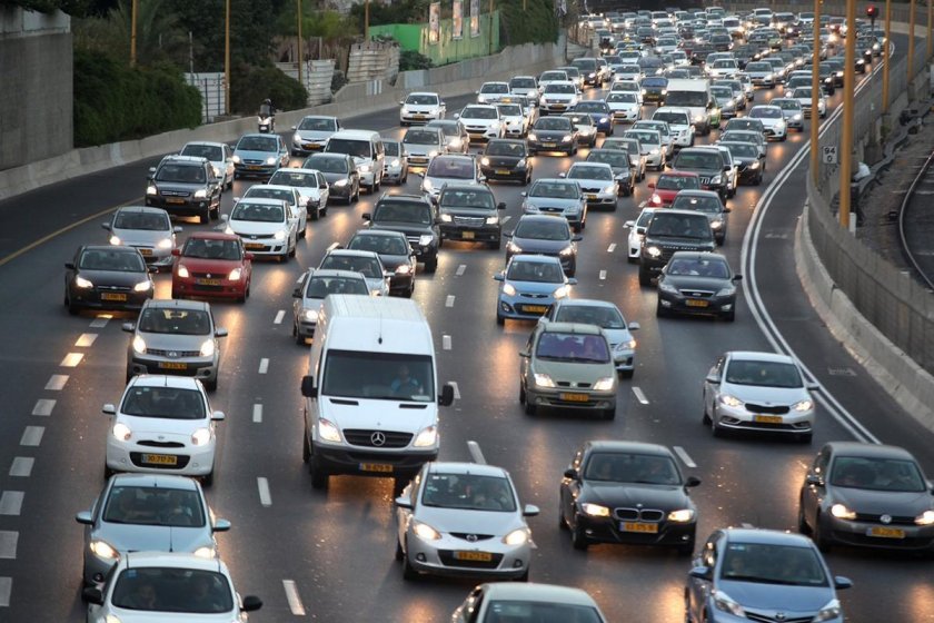 Много машин на дороге