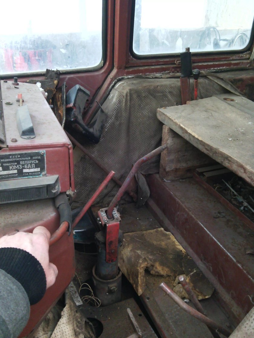 ЮМЗ-6 кабина внутри