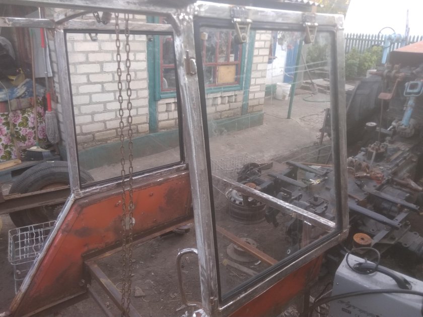 Кабина ЮМЗ на МТЗ 80