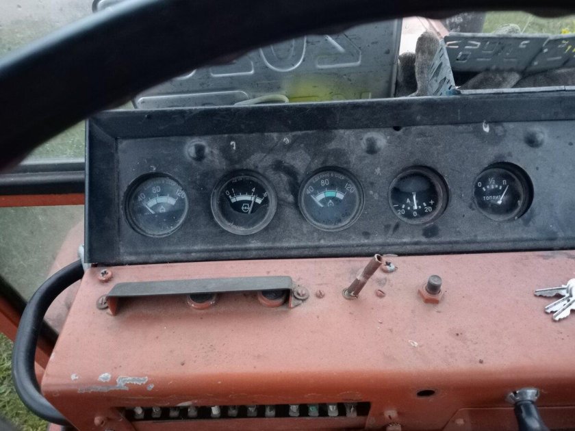 Приборная панель управления трактора т150