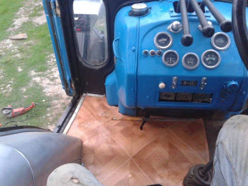 Трактор ЮМЗ 6 В кабине