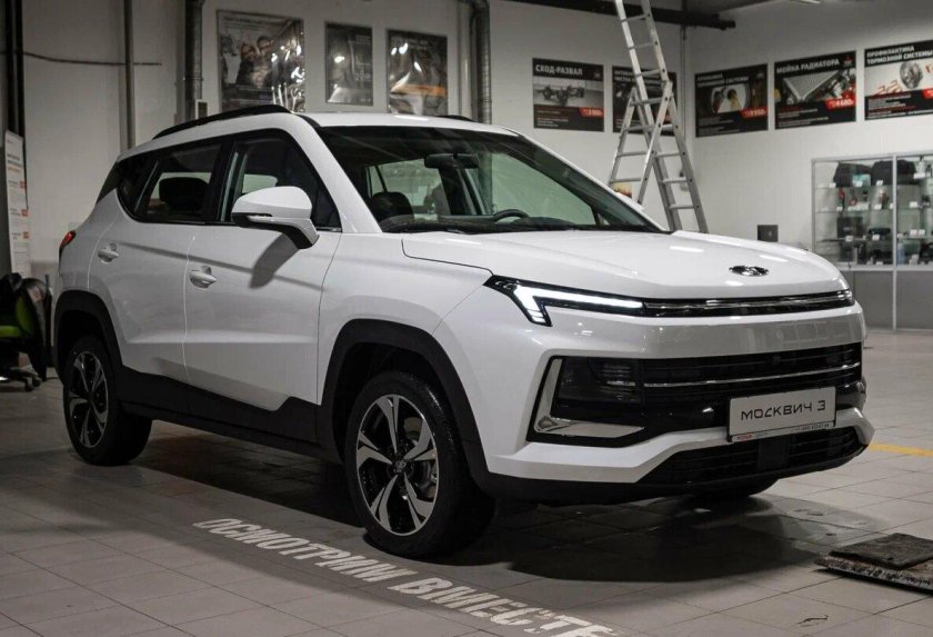 Белый кроссовер Москвич