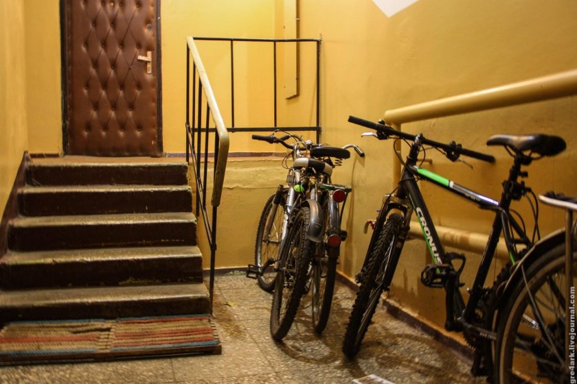 Велосипед на лестничной площадке