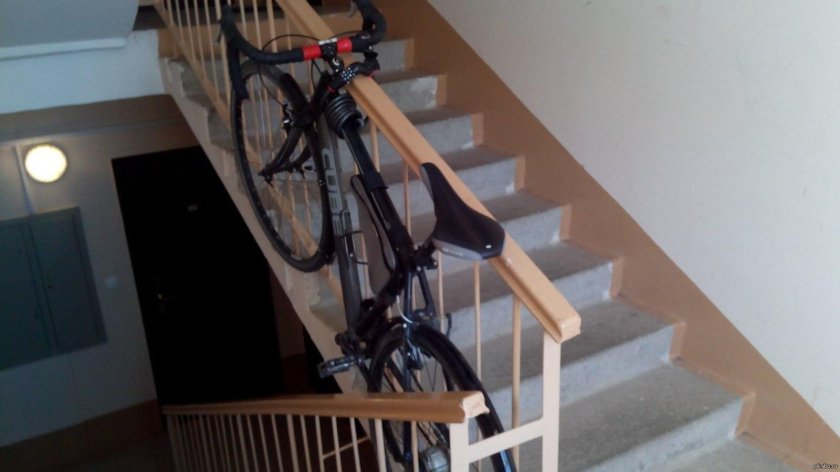 Велосипед на лестничной площадке