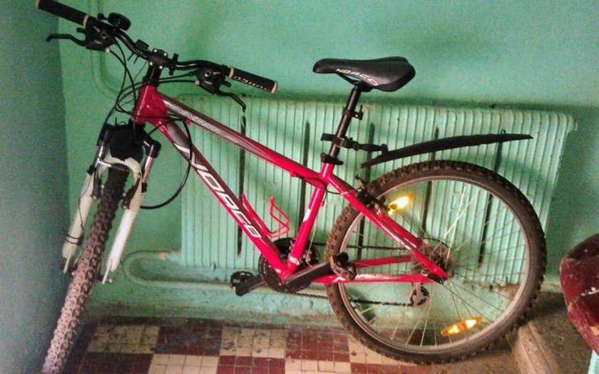 Велосипед на лестничной площадке