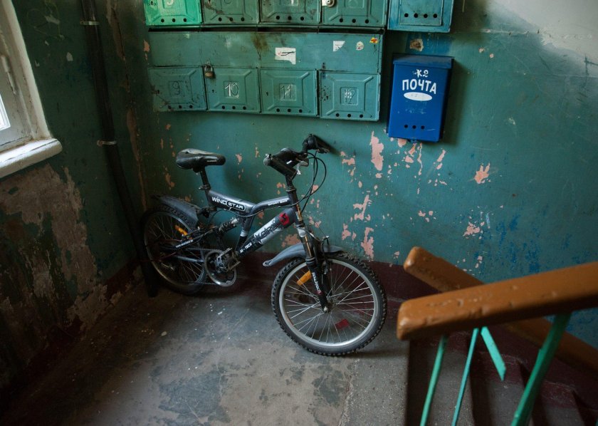 Детский велосипед в подъезде