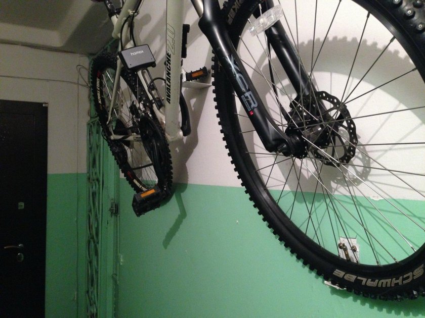 Крепление для велосипеда в подъезде