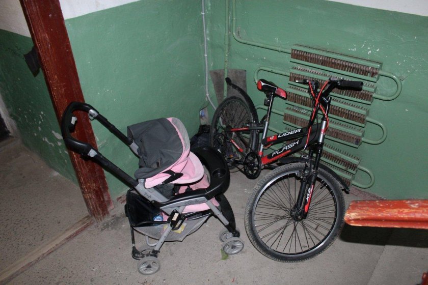 Коляска в подъезде