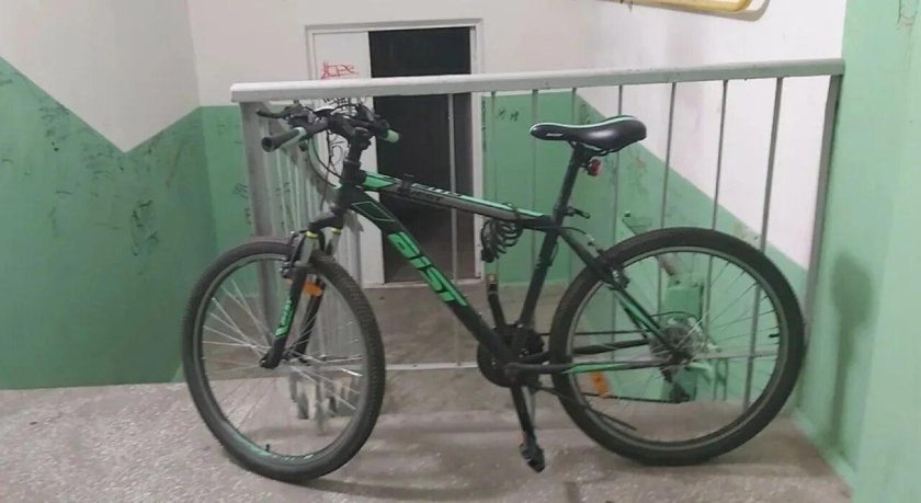 Велосипед на лестничной площадке