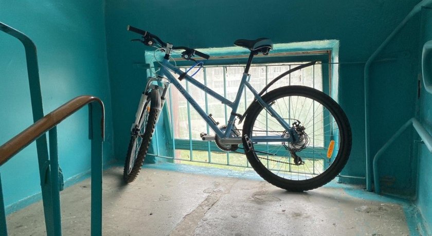 Велосипед на лестничной площадке