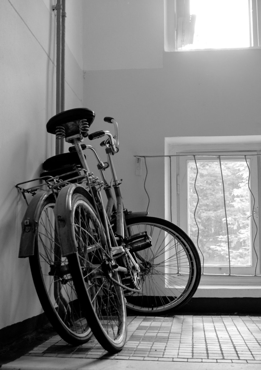 Черный велосипед в подъезде