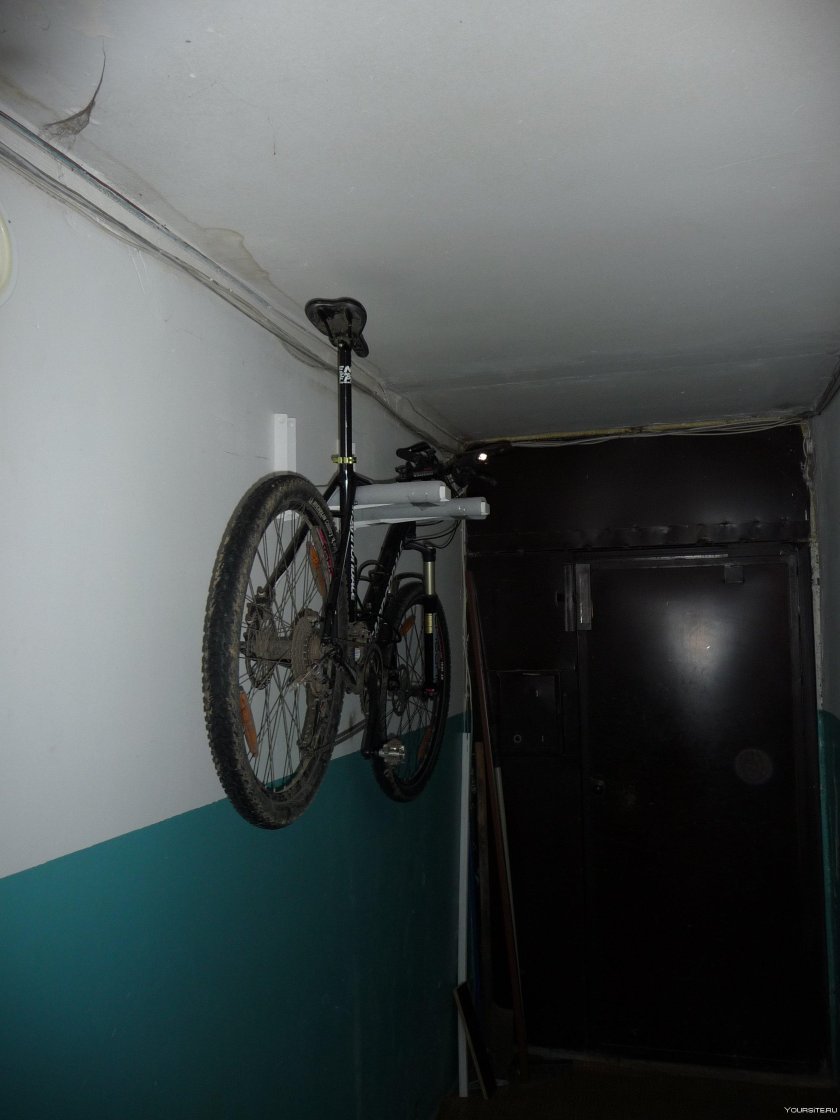 Крепление для велосипеда в подъезде