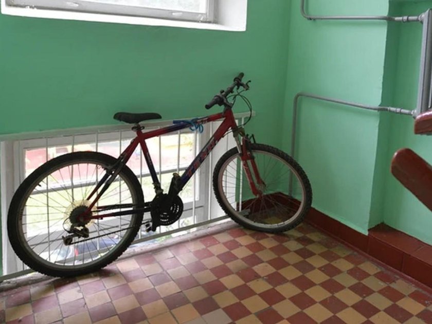 Велосипед на лестничной площадке