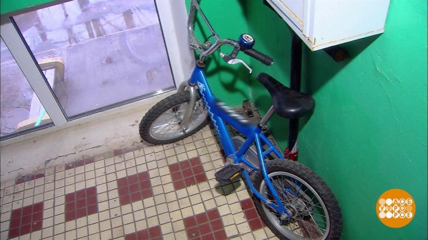 Самокат в подъезде