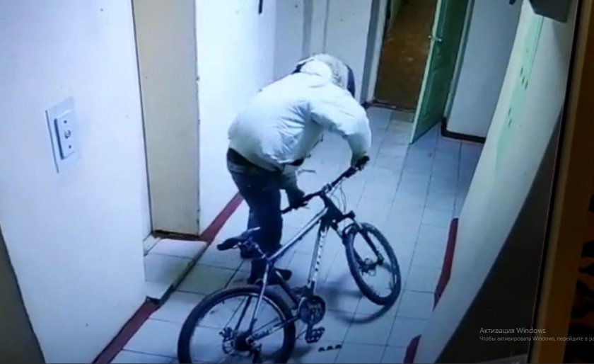 Украли велосипед из подъезда