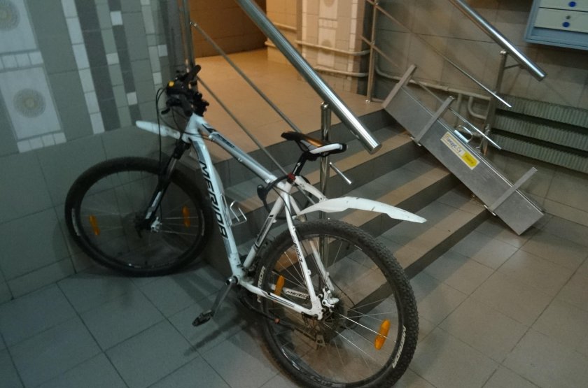 Велосипед на лестничной площадке