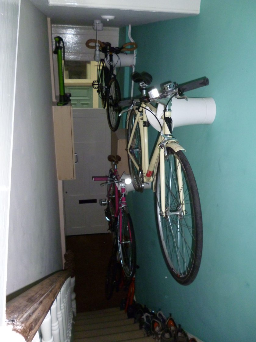 Крепление для велосипеда в подъезде