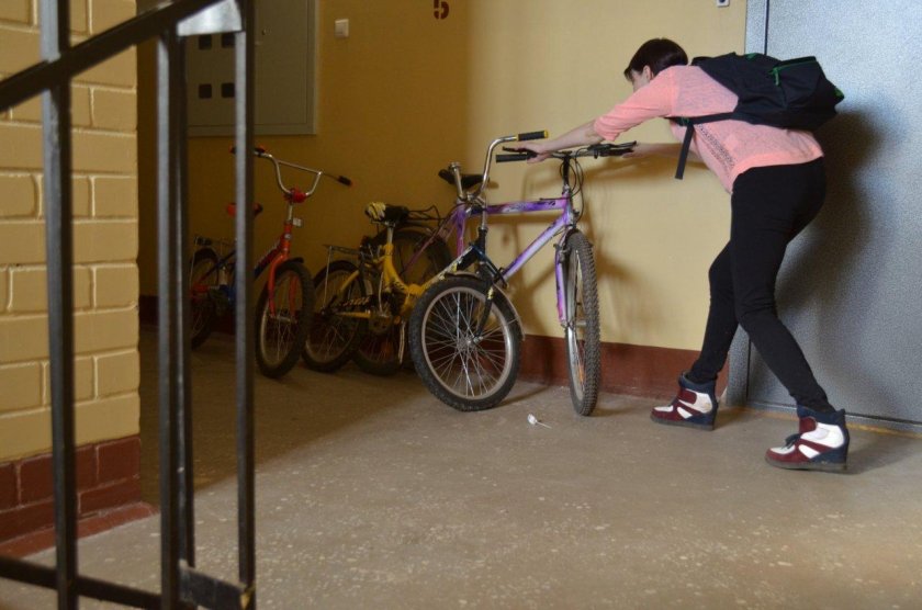 Велосипед на лестничной площадке