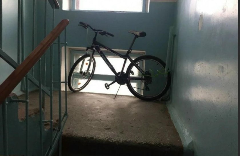 Велосипед на лестничной площадке