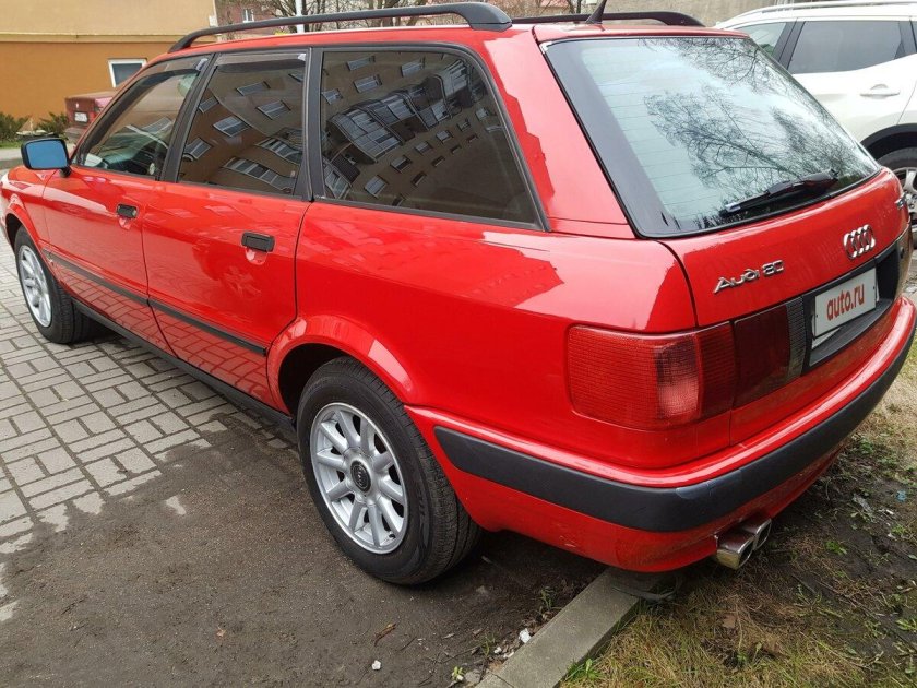 Красная ауди 80