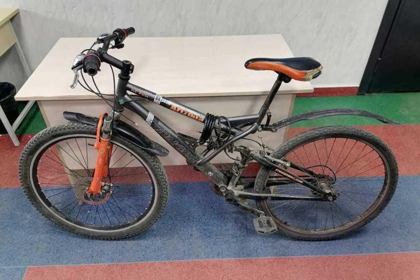 Украл велосипед в подъезде