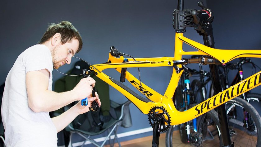 Чинит велосипед