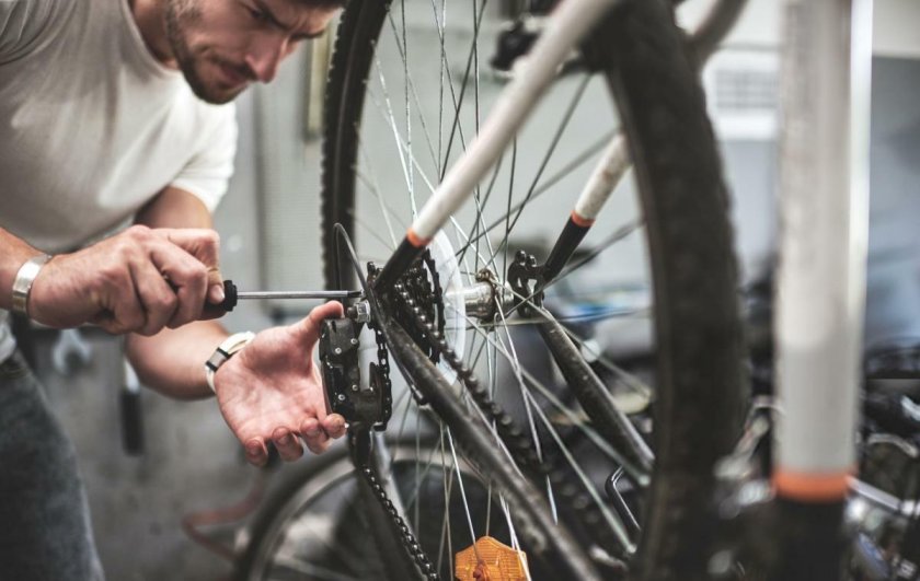 Чинит велосипед