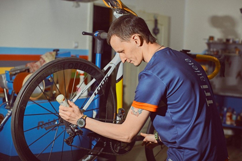 Чинит велосипед