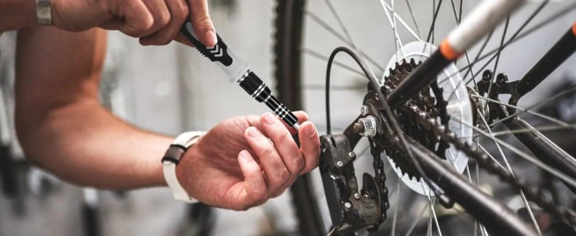 Чинит велосипед