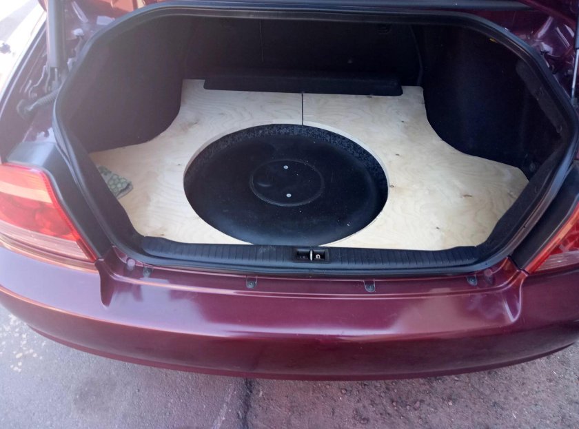 Хендай акцент саб в багажнике